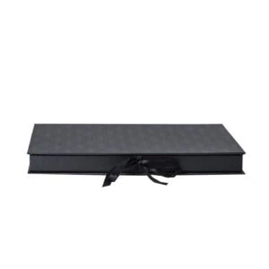 Elegante caixa de presente para álbuns fotográficos do Alfafotobook Pro com acabamento em tecido preto.