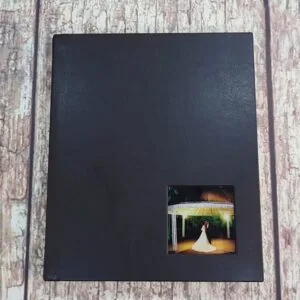 Álbum fotográfico personalizado Alfafotobook Pro com capa de couro preta.