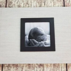 Fotos de recém-nascido em álbum fotográfico Alfafotobook Pro, impressão de alta qualidade, toque suave, acabamento sofisticado.