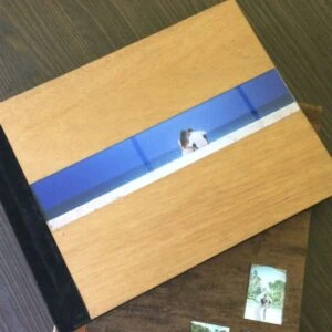 Fotos de álbum fotográfico Profissional Alfafotobook Pro com acabamento em madeira e fotos personalizadas.