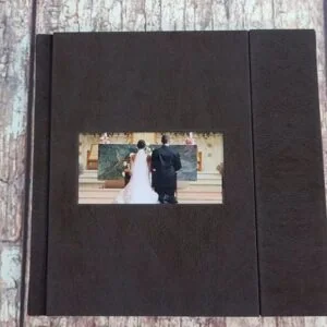 Álbum de casamento Alfafotobook Pro com capa de couro preto e foto centralizada.