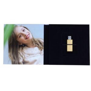 Imagem de um álbum fotográfico Alfafotobook Pro com fotos de uma criança sorridente.