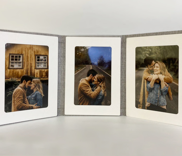 PORTA-RETRATO-TRIPLO-10X15-C-1-GRAVACAO-5 1. Álbum fotográfico personalizado Alfafotobook Pro com layout de três fotos.