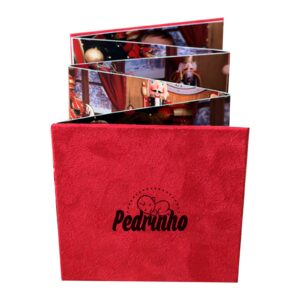 Fotos de álbum de fotos Alfafotobook Pro com acabamento em tecido vermelho, ideal para guardar lembranças especiais.