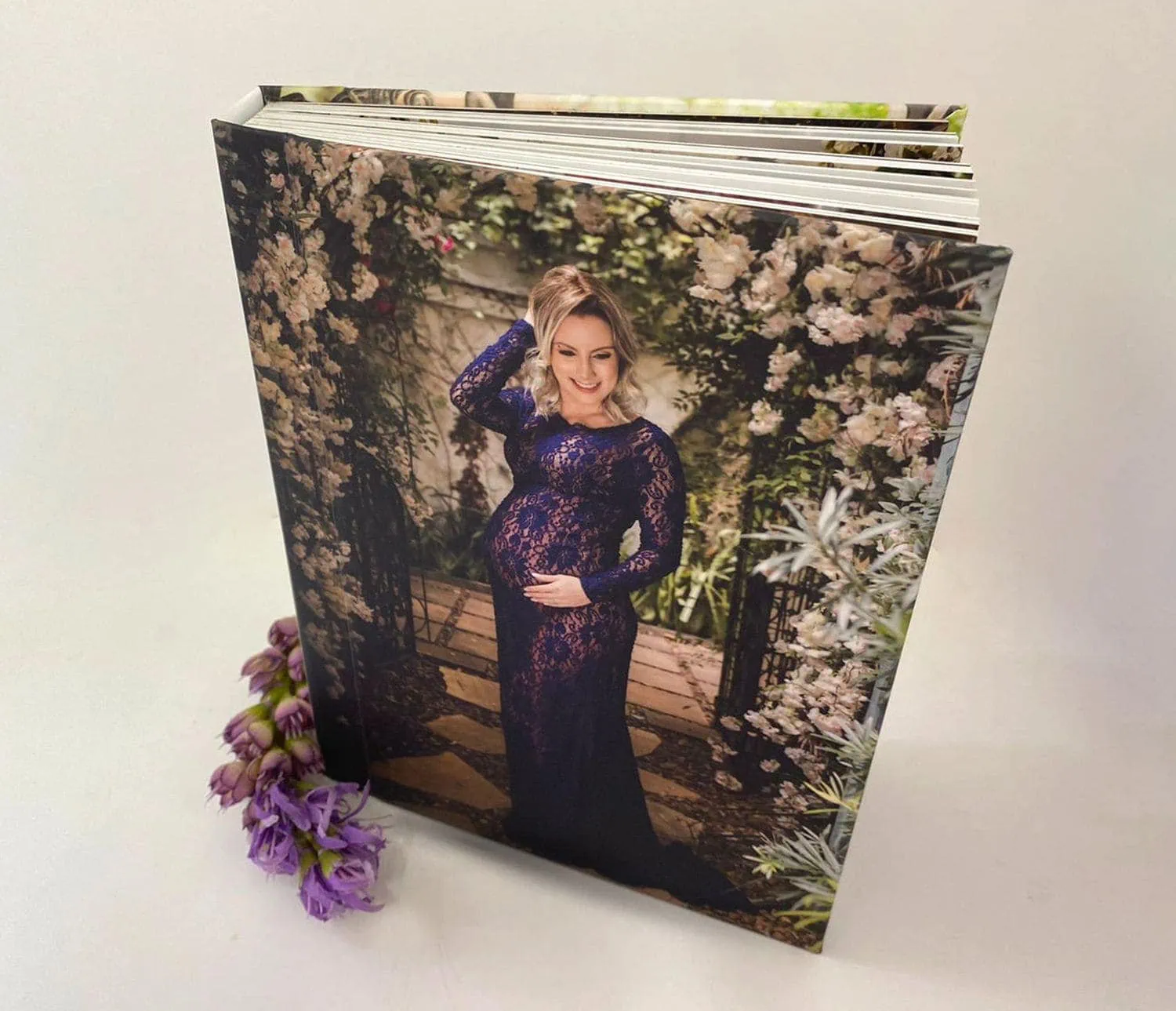 1. Álbum fotográfico personalizado Alfafotobook Pro com capa dura e impressão em alta definição.