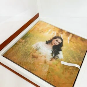 Retrato em capa dura de álbum fotográfico personalizado.