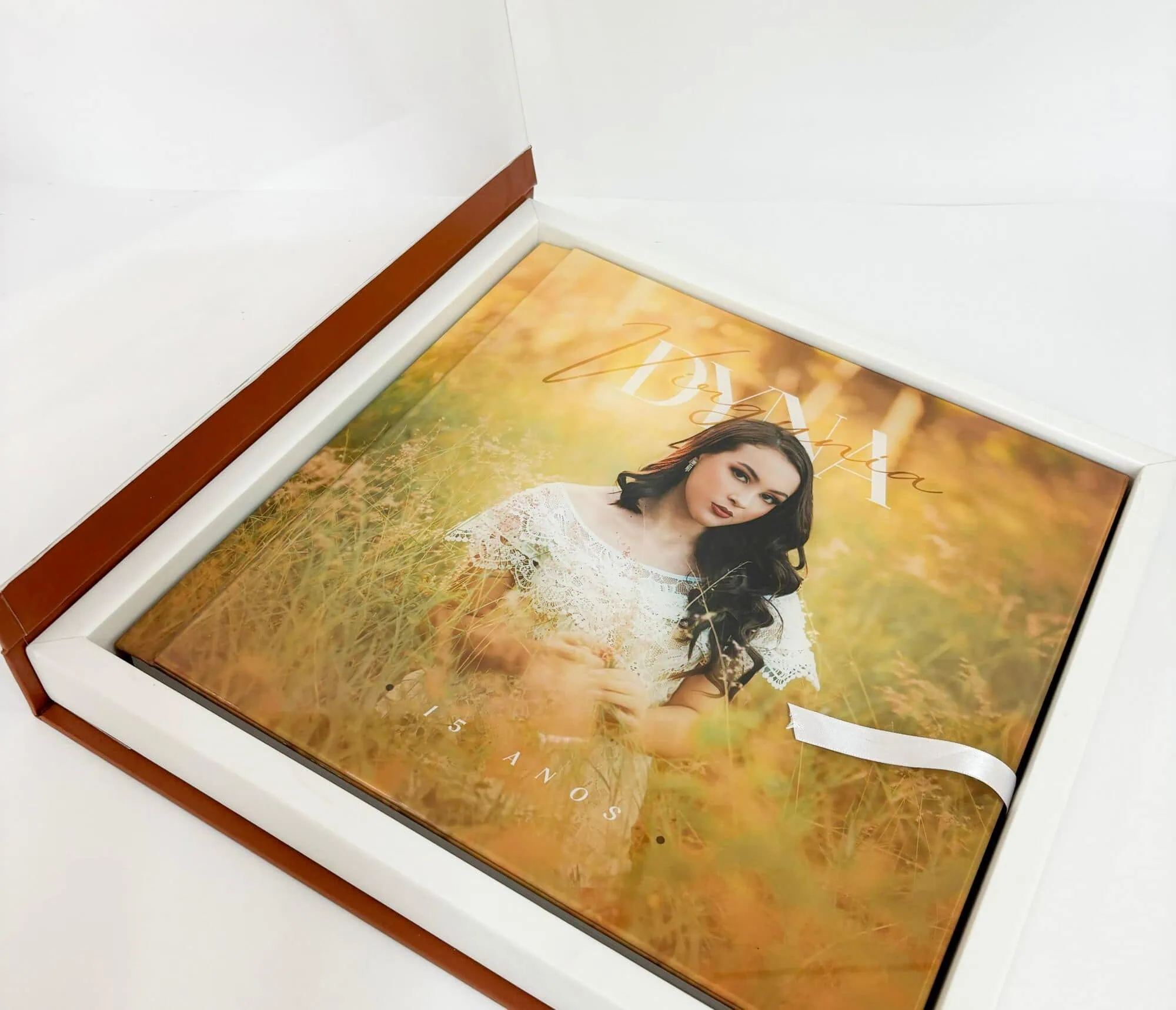 Retrato em capa dura de álbum fotográfico personalizado.