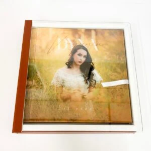Retrato de uma jovem em um álbum fotográfico personalizado Alfafotobook Pro.
