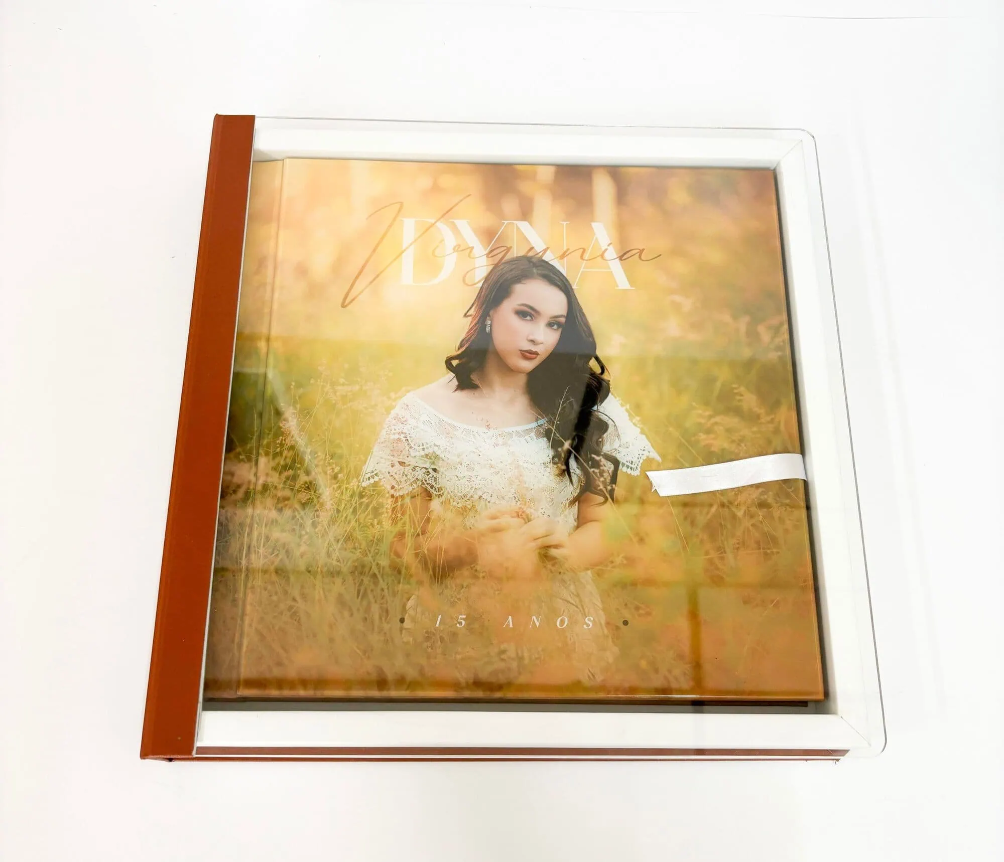 Retrato de uma jovem em um álbum fotográfico personalizado Alfafotobook Pro.