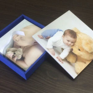 Fotos de álbum de fotos personalizado com fotos de bebês e brinquedos fofos para recordações especiais.