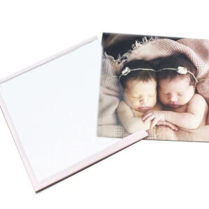 Álbum fotográfico personalizado de alta qualidade com foto de recém-nascidos para registros especiais.