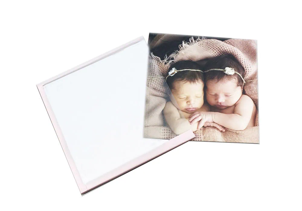 Álbum fotográfico personalizado de alta qualidade com foto de recém-nascidos para registros especiais.