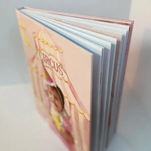Álbum fotográfico infantil personalizado com capa dura.
