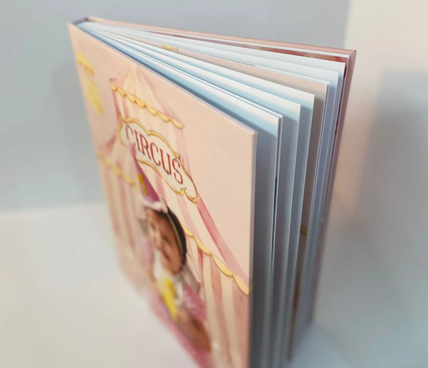 Álbum fotográfico infantil personalizado com capa dura.