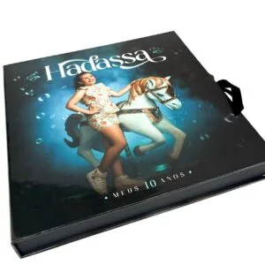 Capa de álbum fotográfico personalizado Alfafotobook Pro com tema infantil e foto de menina com cavalo de brinquedo.