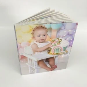 Fotografia de álbum personalizado Alfafotobook Pro com foto de bebê comemorando 1 ano.