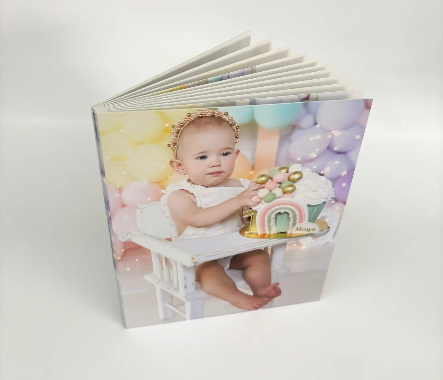 Fotografia de álbum personalizado Alfafotobook Pro com foto de bebê comemorando 1 ano.