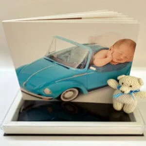 Kit Fotorevista Case Acril2 Capa de álbum personalizado com foto de bebê e carro, ideal para recordações especiais.