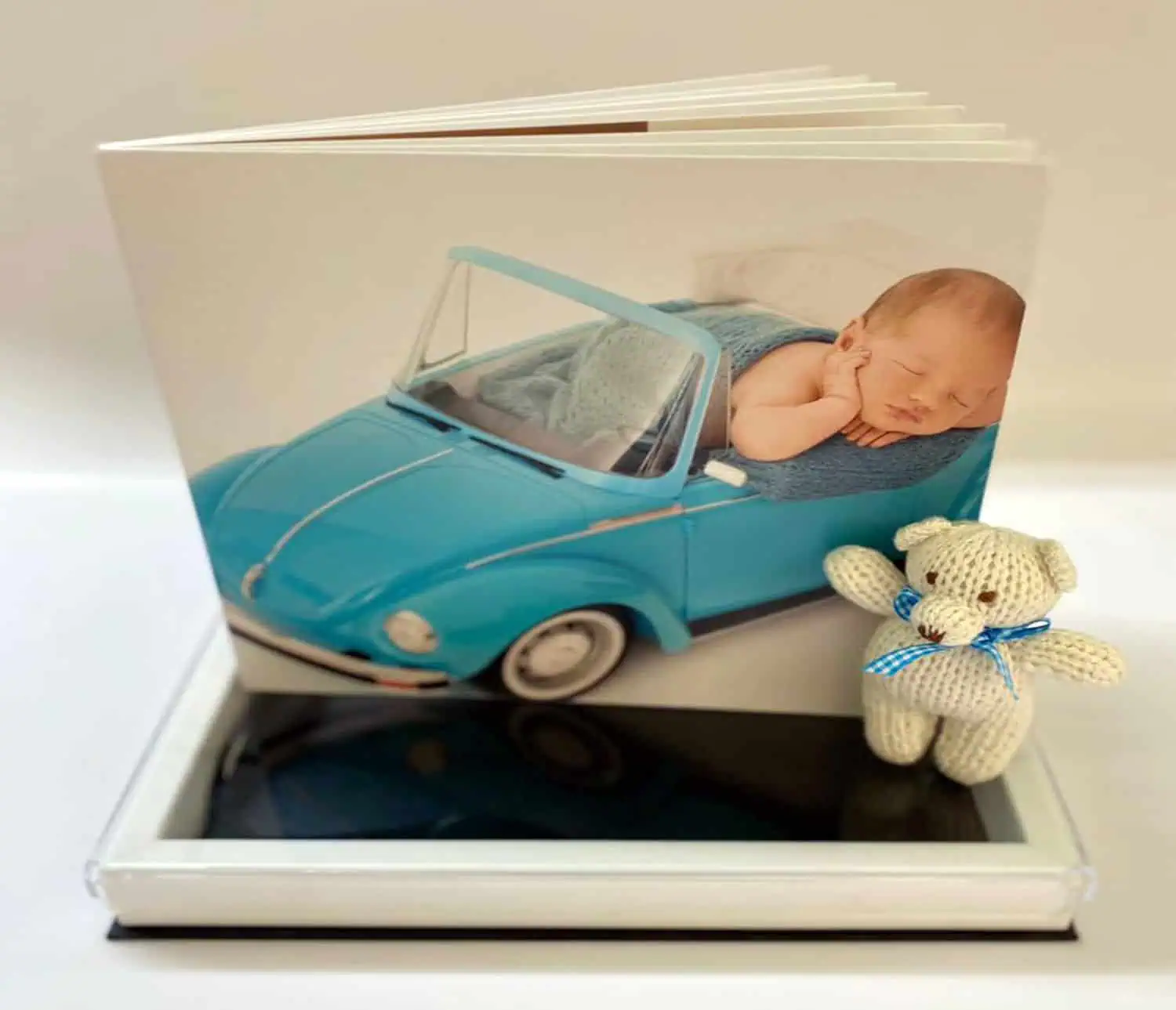 Capa de álbum personalizado com foto de bebê e carro, ideal para recordações especiais.
