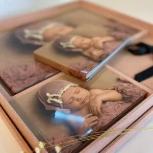 Kit Newborn 440gr Miniaturas Basta de foto de um álbum de foto personalizado com fotos de um bebê dormindo e momentos especiais.