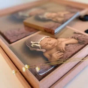 1. Fotolivro personalizado com fotos de bebê e lembranças especiais.