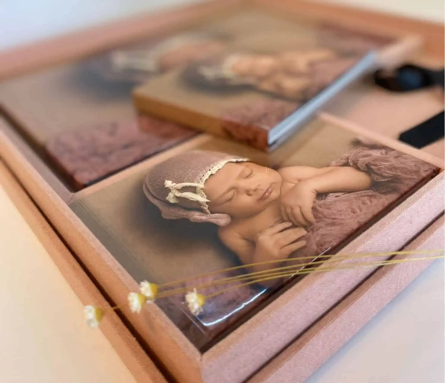 1. Fotolivro personalizado com fotos de bebê e lembranças especiais.